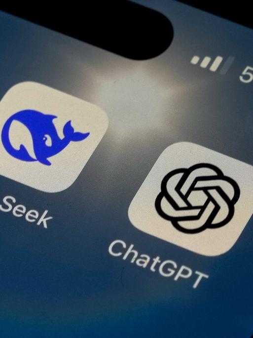 Das Logo von Deepseek und ChatGPT auf einem Smartphone