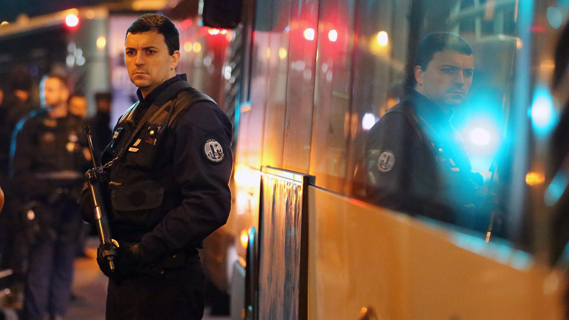 Sicherheitskräfte mit Schusswaffen: Sie stehen vor dem Konzertsaal Bataclan wenige Minuten nach dem Anschlag vom 13.11.2015.