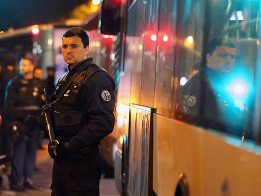 Sicherheitskräfte mit Schusswaffen: Sie stehen vor dem Konzertsaal Bataclan wenige Minuten nach dem Anschlag vom 13.11.2015.