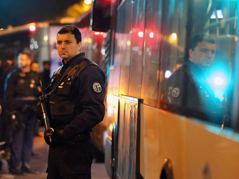 Sicherheitskräfte mit Schusswaffen: Sie stehen vor dem Konzertsaal Bataclan wenige Minuten nach dem Anschlag vom 13.11.2015.