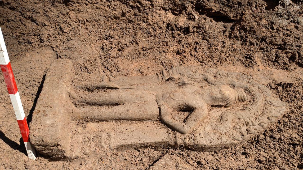 Kambodscha, Siem Reap: Dieses undatierte zur Verfügung gestellte Bild zeigt eine kürzlich ausgegrabene Türwächterstatue aus Sandstein im alten Königspalast von Angkor Thom, dem ehemaligen Zentrum des Khmer-Reiches, in der Provinz Siem Reap, Kambodscha. 