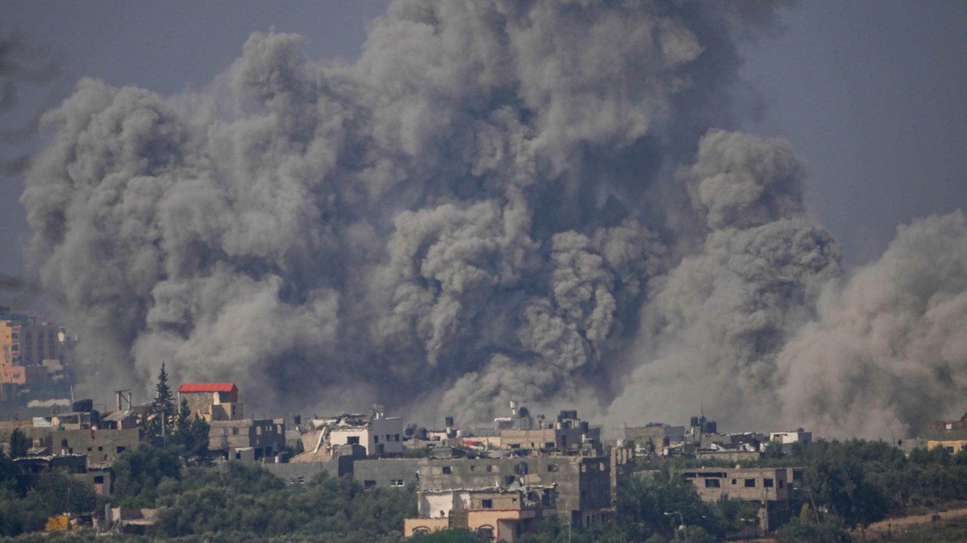 Rauch steigt nach einem israelischen Luftangriff im Gazastreifen auf, vom Süden Israels aus gesehen.