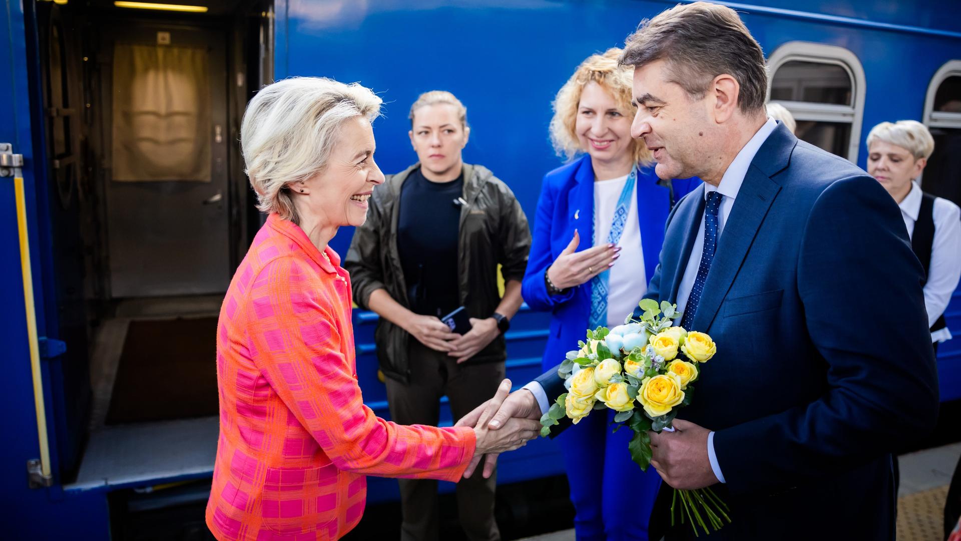 Ursula von der Leyen (CDU, l), Präsidentin der Europäischen Kommission, wird von Yevhen Perebyinis (r), Stellvertretender Außenminister der Ukraine, begrüßt, als sie am Hauptbahnhof von Kiew ankommt. Ursula von der Leyen (CDU, l), Präsidentin der Europäischen Kommission, wird von Yevhen Perebyinis (r), Stellvertretender Außenminister der Ukraine, begrüßt, als sie am Hauptbahnhof von Kiew ankommt.