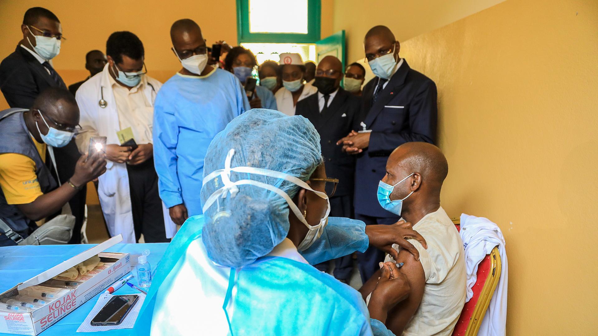 Der kamerunische Gesundheitsminister Manaouda Malachie besucht das Zentralkrankenhaus in Yaoundé, während das Gesundheitspersonal mit dem chinesischen Sinopharm-Impfstoff geimpft wird.