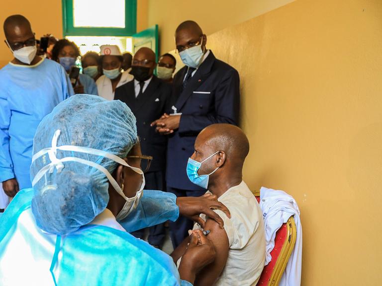 Der kamerunische Gesundheitsminister Manaouda Malachie besucht das Zentralkrankenhaus in Yaoundé, während das Gesundheitspersonal mit dem chinesischen Sinopharm-Impfstoff geimpft wird.