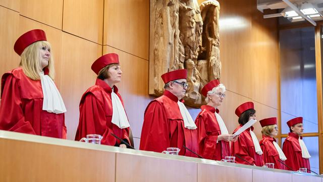 Der Zweite Senat des Bundesverfassungsgerichts verkündet ein Urteil. Die Richterinnen und Richter tragen rote Roben und Barett.