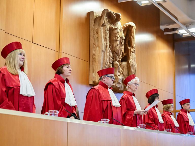 Der Zweite Senat des Bundesverfassungsgerichts verkündet ein Urteil. Die Richterinnen und Richter tragen rote Roben und Barett.