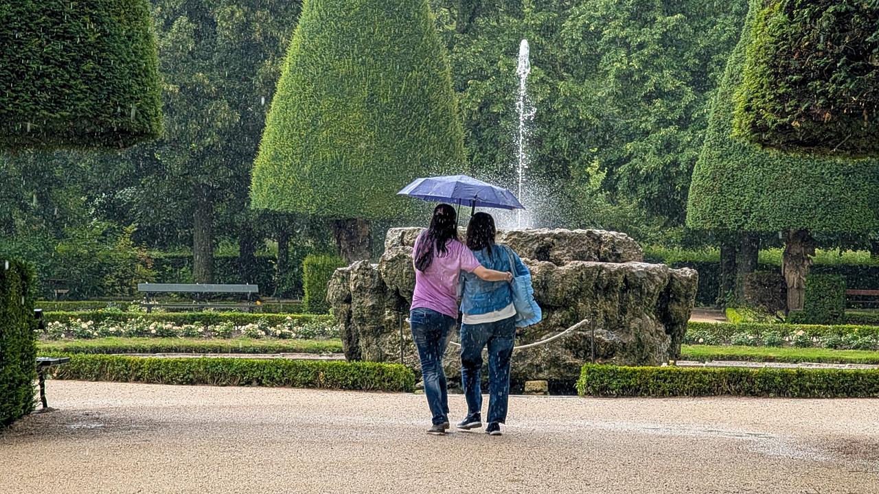 Regen und Barock: Spazierende am 26. Juli 2025 im Garten der Würzburger Residenz