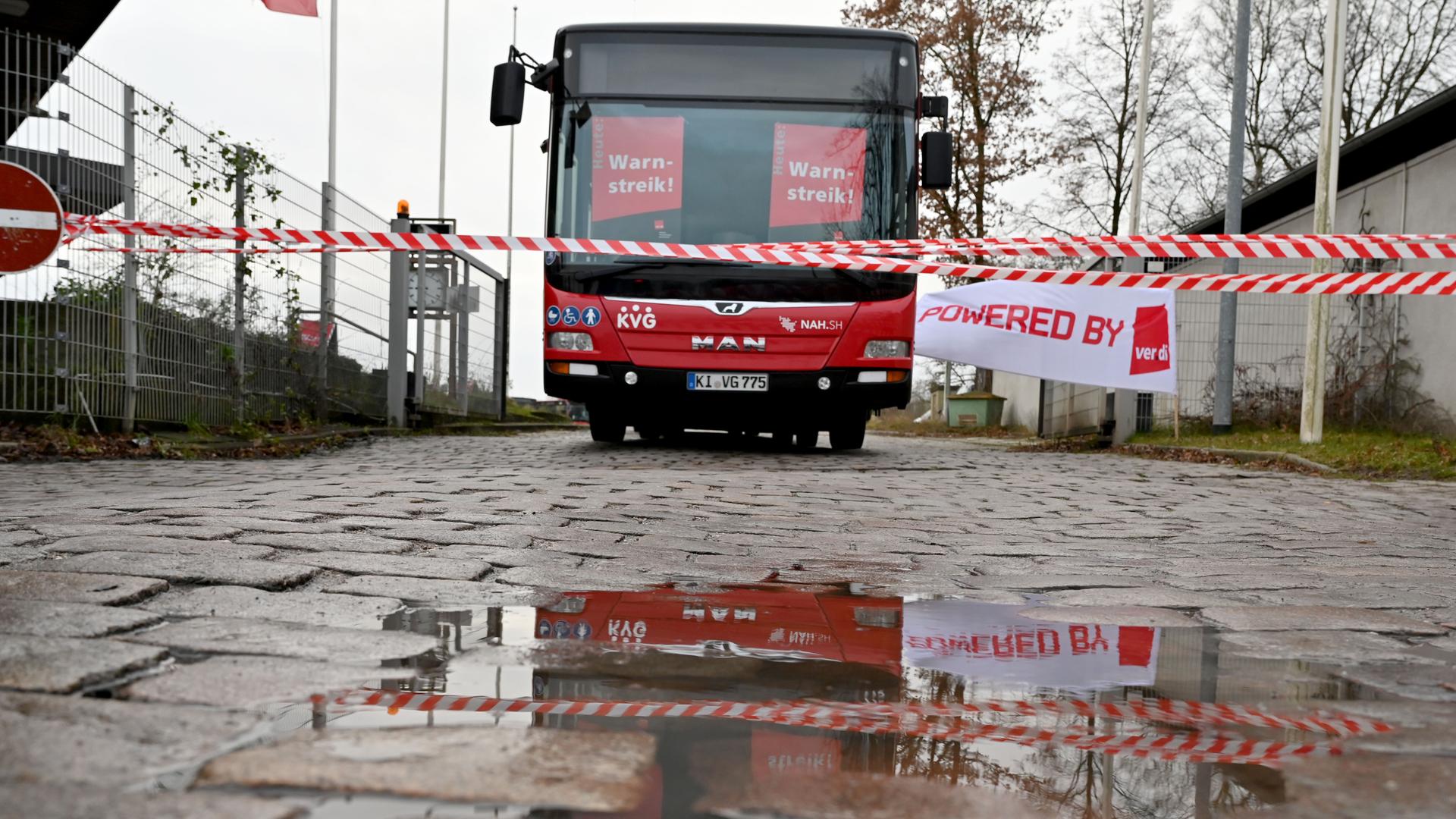Kiel: Ein Bus der Kieler Verkehrs-Gesellschaft (KVG), in dem Verdi-Plakate hängen, blockiert die Einfahrt zum Busdepot.