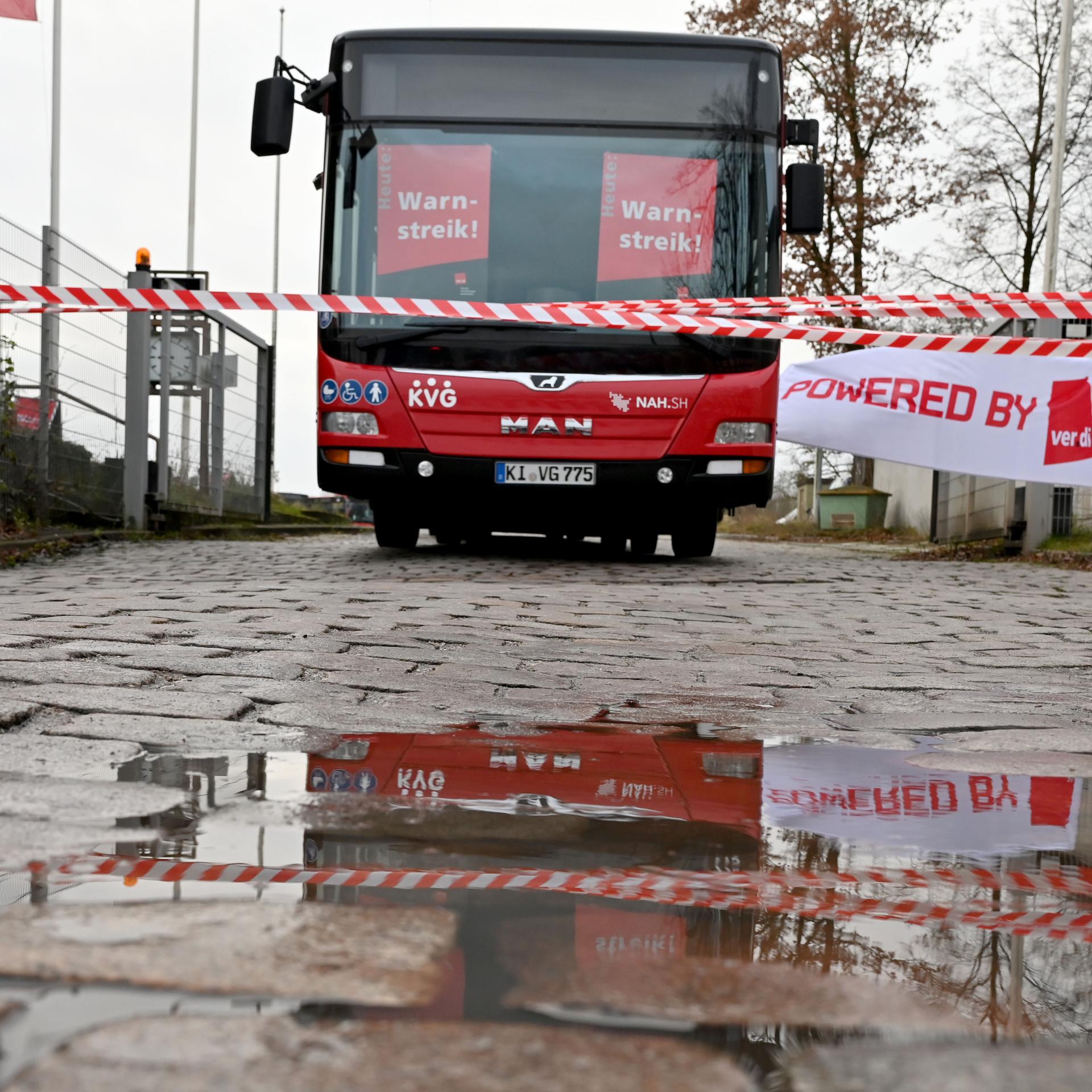 Kiel: Ein Bus der Kieler Verkehrs-Gesellschaft (KVG), in dem Verdi-Plakate hängen, blockiert die Einfahrt zum Busdepot.