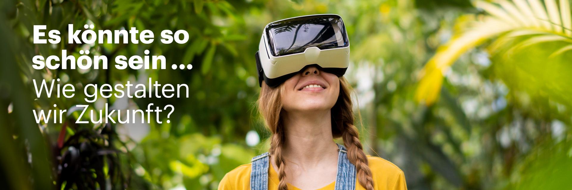 Person mit VR-Brille schaut lächelnd nach oben.