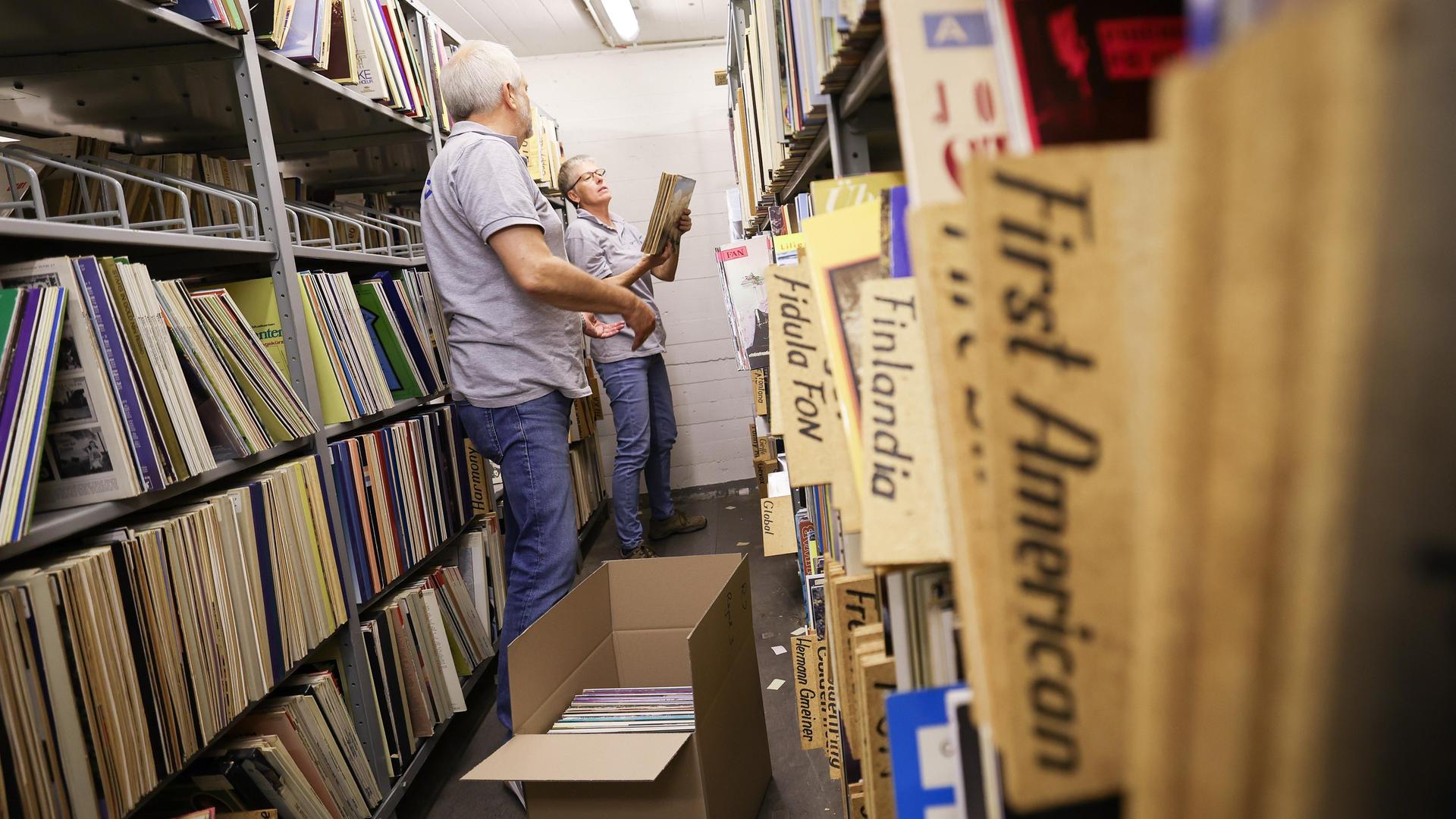 Ehrenamtliche Helfer des Schallplattenmuseums Nortorf verpacken Schallplatten in den Räumen der Archive des Norddeutschen Rundfunks (NDR). 