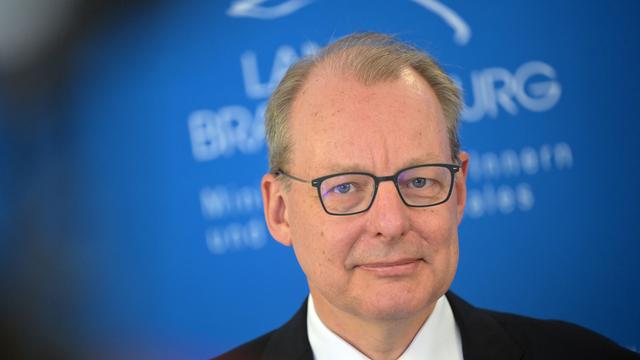 Auf dem Foto ist Wilfried Peters: ein bartloser Mann mit Brille und schütterem Haar. Er schaut freundlich in die Kamera.