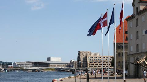 Kopenhagen: Die Flaggen Dänemarks und der EU wehen vor dem Außenministerium.