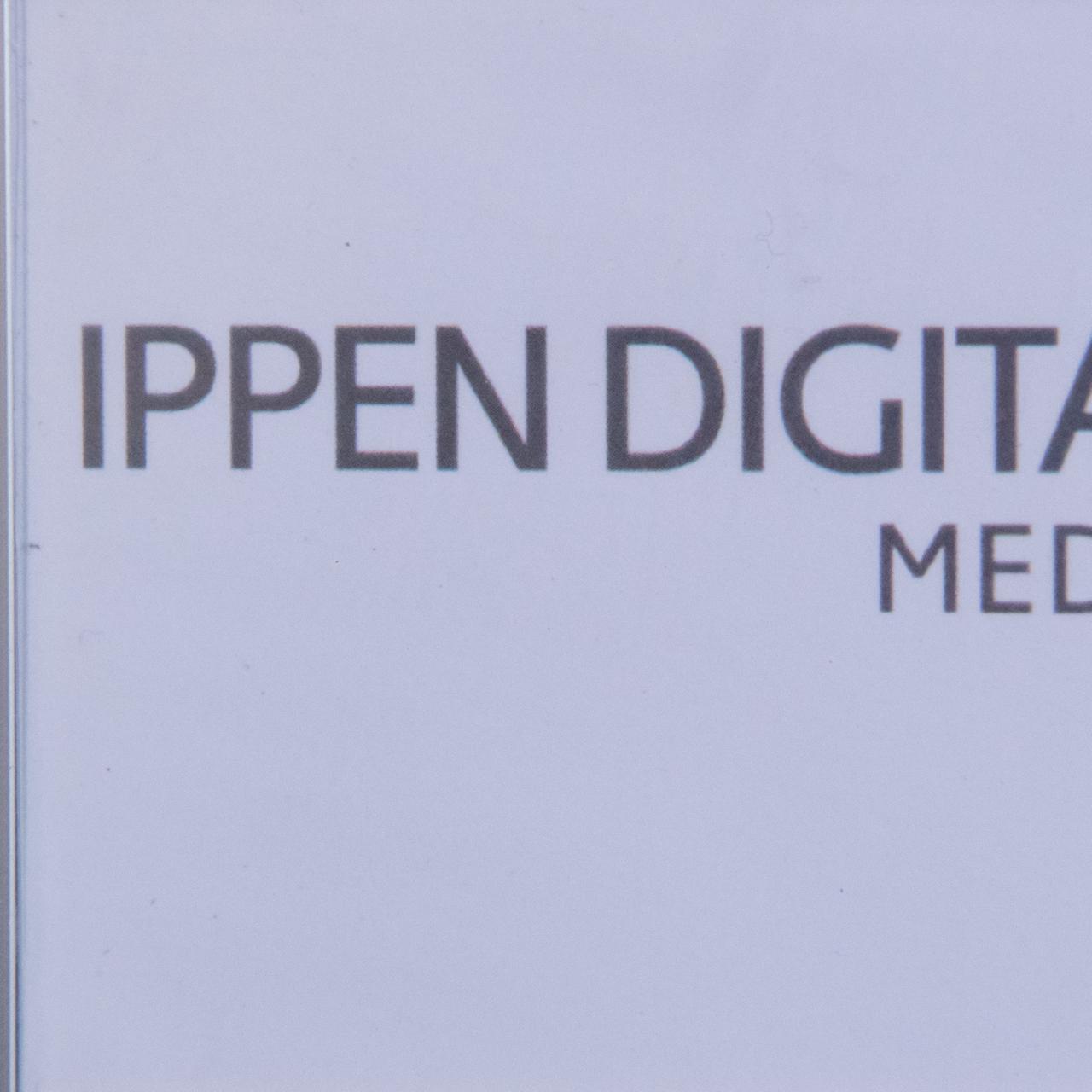 Ein Klingelschild mit dem Logo von Ippen Digital ist am Eingang vom Pressehaus Bayerstraße zu sehen.