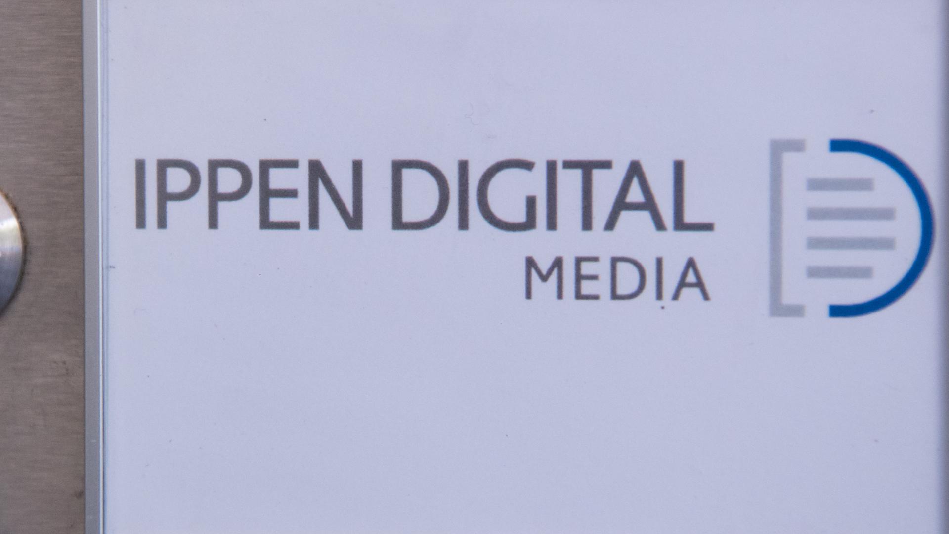 Ein Klingelschild mit dem Logo von Ippen Digital ist am Eingang vom Pressehaus Bayerstraße zu sehen.