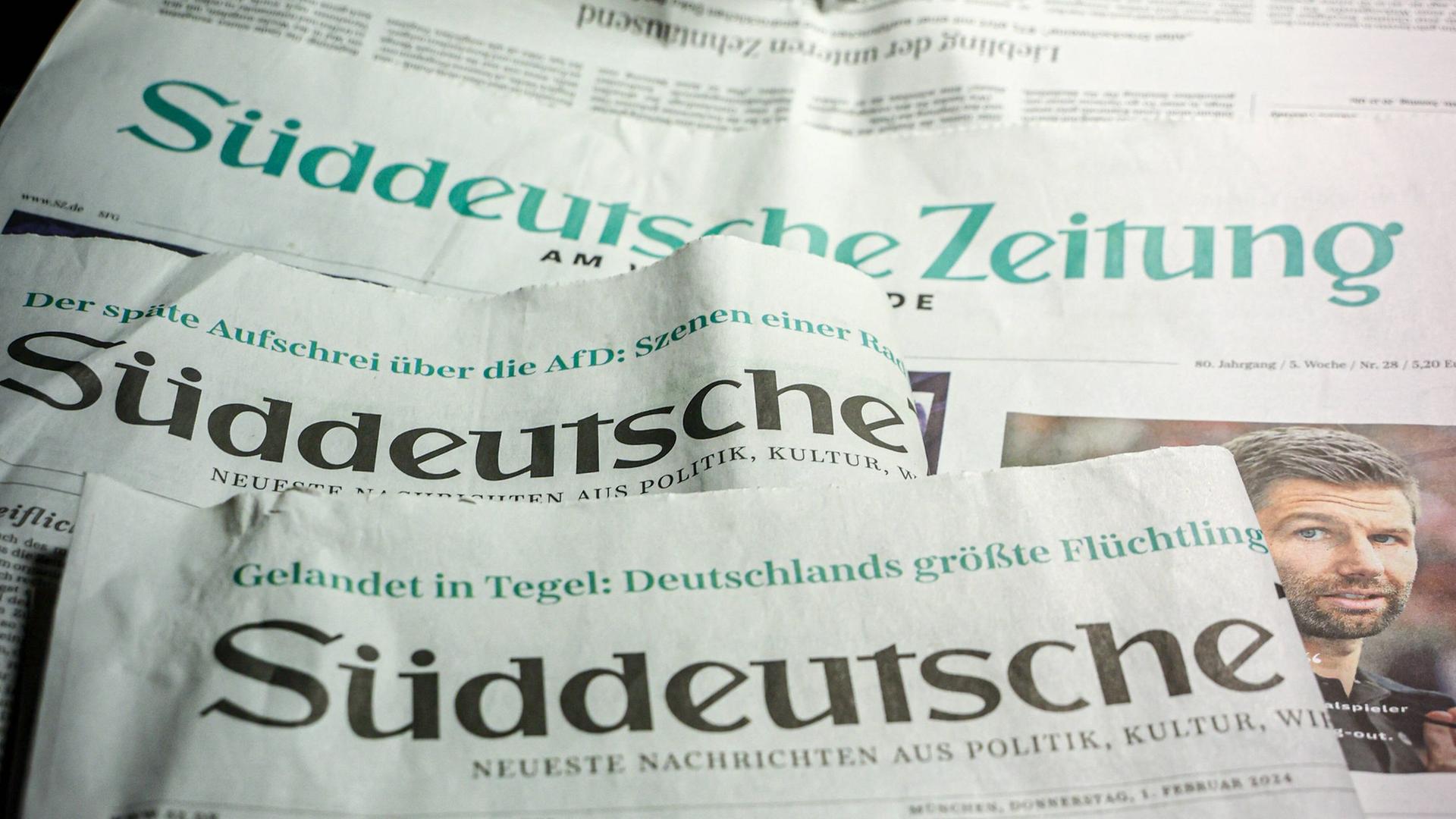 Mehrere Ausgaben der "Süddeutschen Zeitung" liegen übereinander