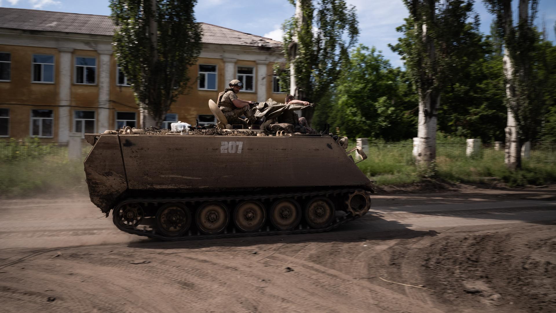 Ein amerikanischer Schützenpanzer M113 bringt mechanisierte ukrainische Infanterie an die Frontlinie bei Bachmut