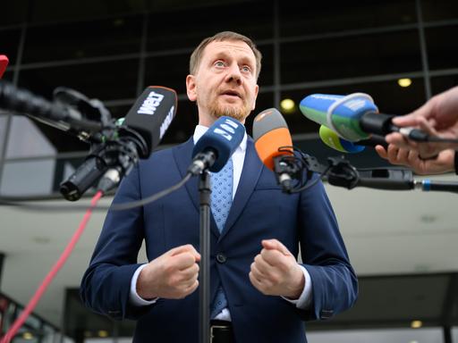 Michael Kretschmer (CDU), Ministerpräsident von Sachsen, spricht nach der ersten Runde der Sondierungsgespräche zwischen CDU, BSW und SPD zur Bildung einer Landesregierung in Sachsen vor dem Landtag mit Journalisten.