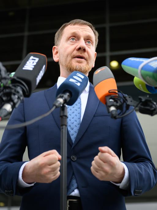 Michael Kretschmer (CDU), Ministerpräsident von Sachsen, spricht nach der ersten Runde der Sondierungsgespräche zwischen CDU, BSW und SPD zur Bildung einer Landesregierung in Sachsen vor dem Landtag mit Journalisten.