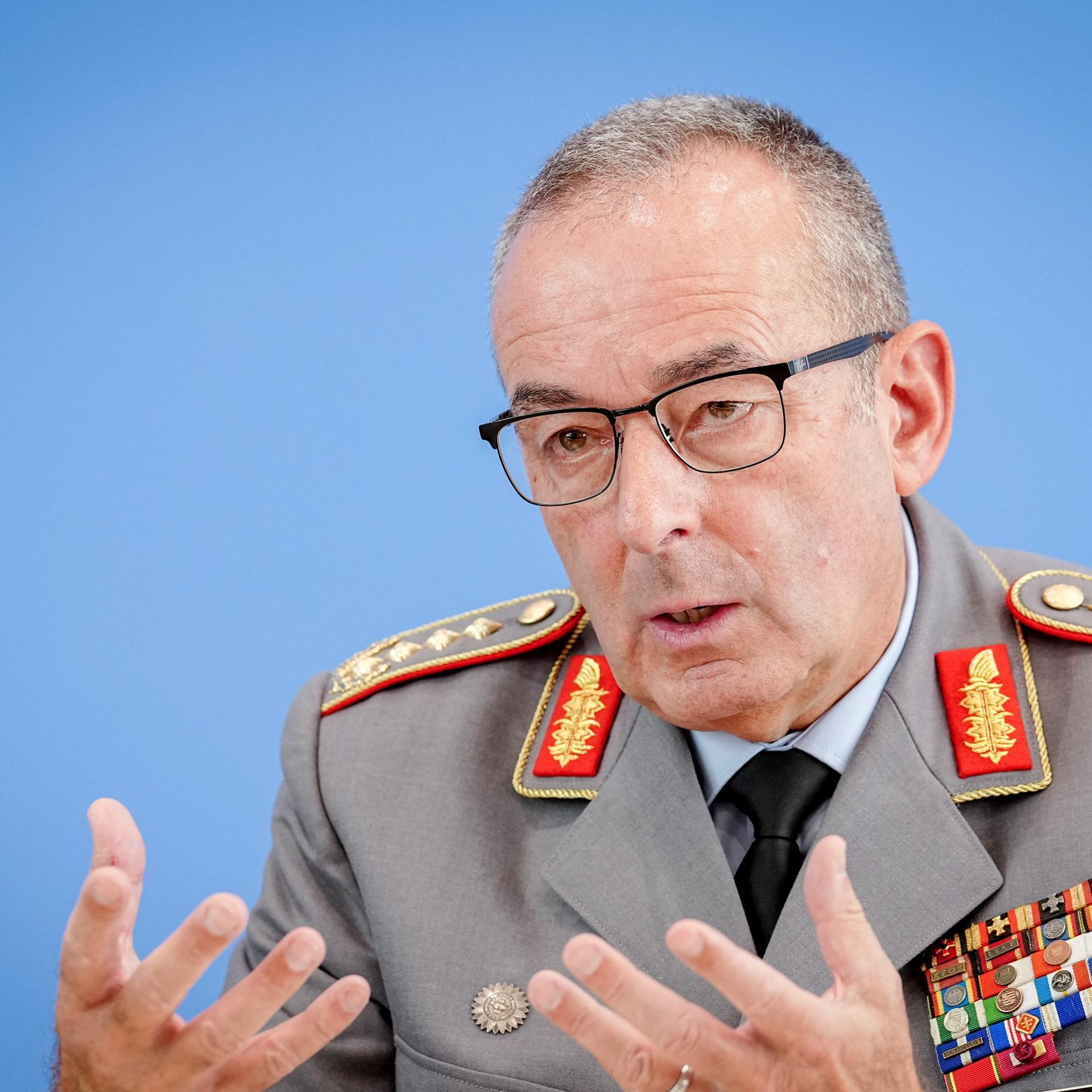 Berlin: General Carsten Breuer, Generalinspekteur der Bundeswehr, gibt eine Pressekonferenz zur Bundeswehr-Übungsserie "Quadriga 2025" unter Führung der Marine.