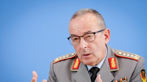 Berlin: General Carsten Breuer, Generalinspekteur der Bundeswehr, gibt eine Pressekonferenz 