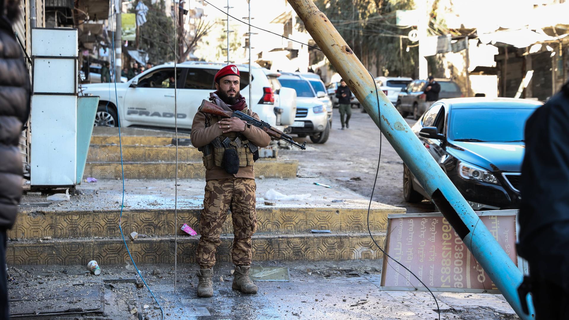 Ein Soldat der syrischen  Übergangsregierung steht auf einem Wachposten in Aleppo