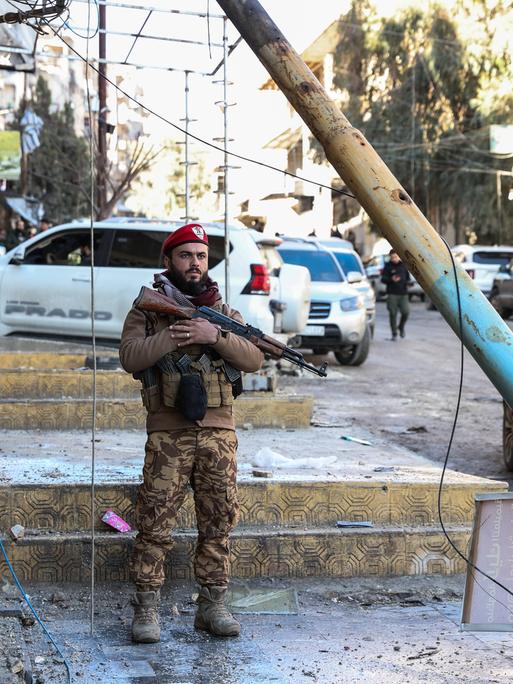 Ein Soldat der syrischen  Übergangsregierung steht auf einem Wachposten in Aleppo