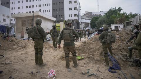Gaza-Stadt: Israelische Soldaten stehen vor dem Schifa-Krankenhaus.