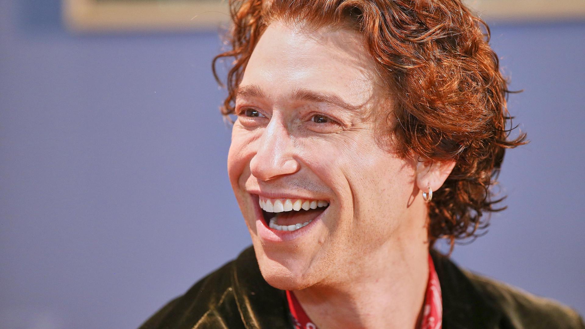 Eine Porträtaufnahme zeigt Daniel Donskoy, der während eines Gesprächs auf der Frankfurter Buchmesse lacht. Eine Porträtaufnahme zeigt Daniel Donskoy, der während eines Gesprächs auf der Frankfurter Buchmesse lacht.