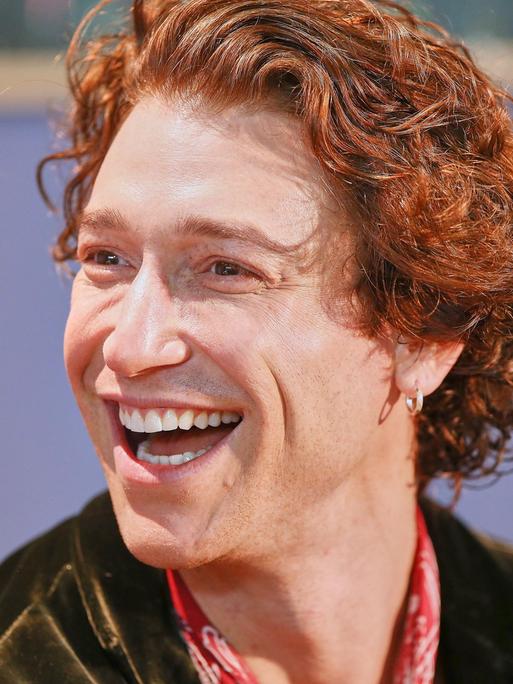 Eine Porträtaufnahme zeigt Daniel Donskoy, der während eines Gesprächs auf der Frankfurter Buchmesse lacht. Eine Porträtaufnahme zeigt Daniel Donskoy, der während eines Gesprächs auf der Frankfurter Buchmesse lacht.