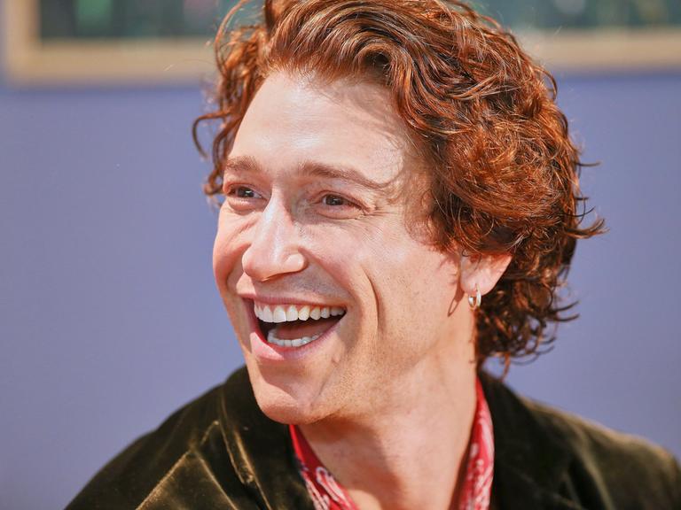 Eine Porträtaufnahme zeigt Daniel Donskoy, der während eines Gesprächs auf der Frankfurter Buchmesse lacht. Eine Porträtaufnahme zeigt Daniel Donskoy, der während eines Gesprächs auf der Frankfurter Buchmesse lacht.