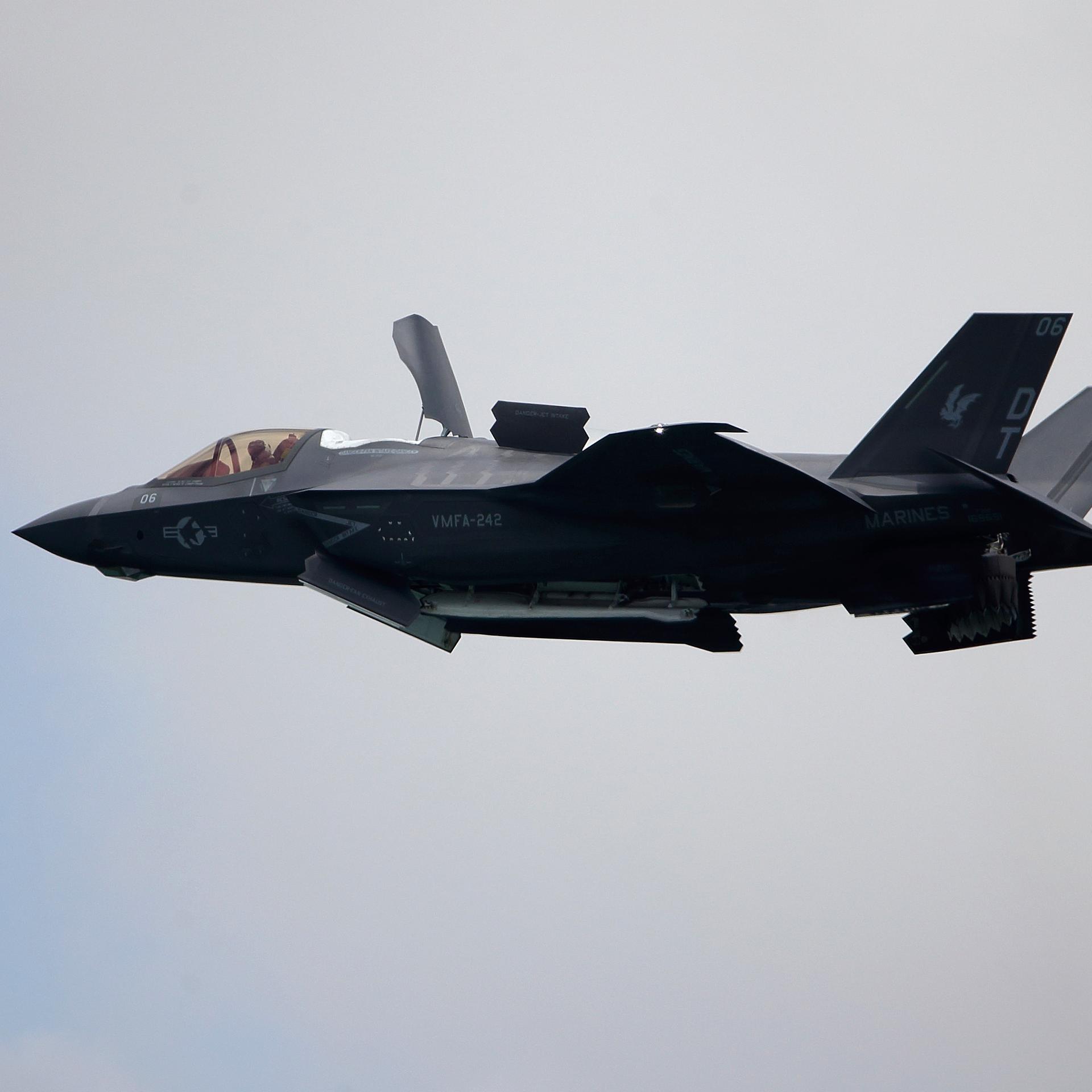 Ein Kampfjet des Typs F-35 in der Luft