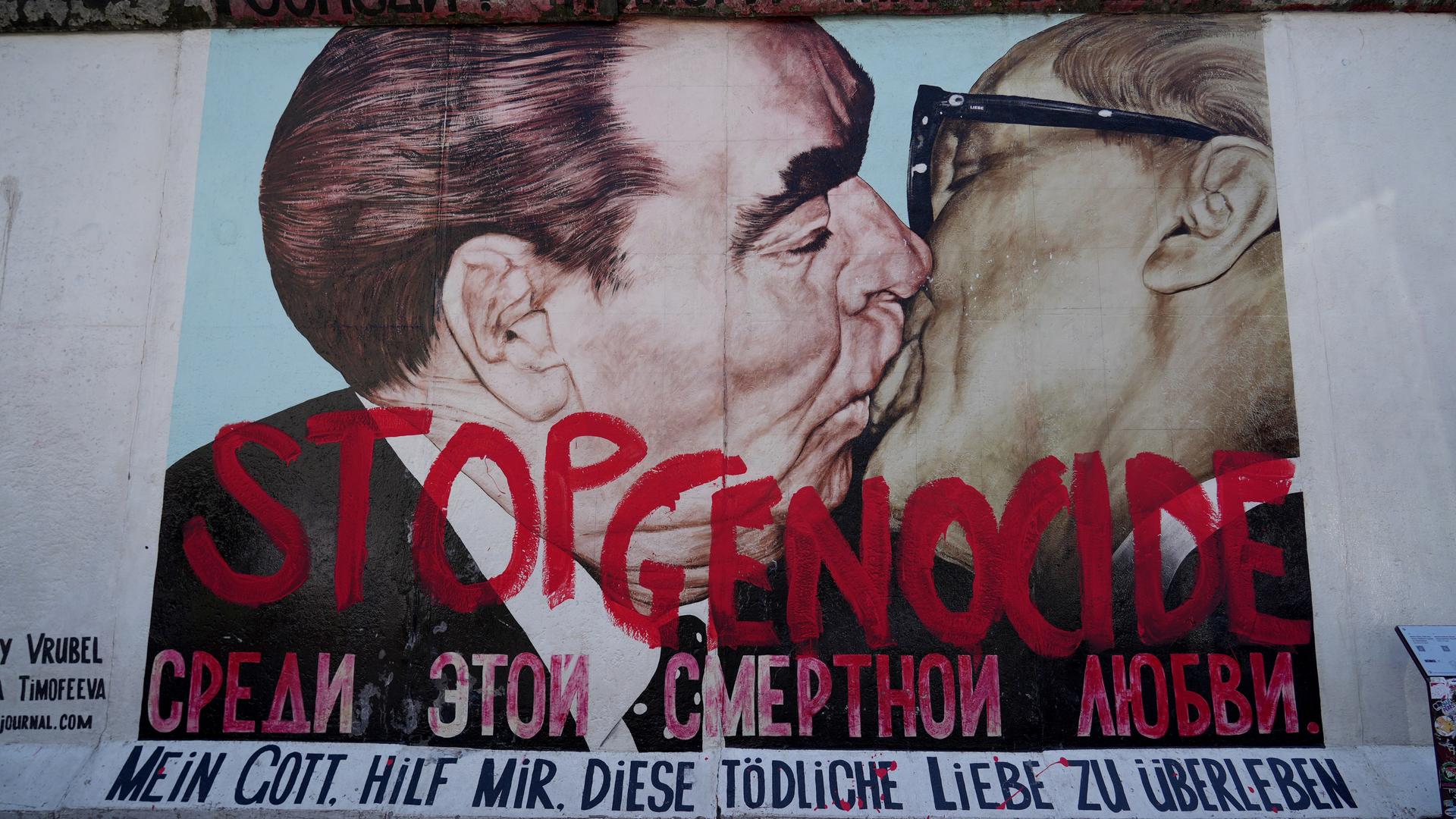 Der Schriftzug "Stop Genocide" ist auf dem "Bruderkuss"-Bild an der East Side Gallery zu lesen. Der Schriftzug "Stop Genocide" ist auf dem "Bruderkuss"-Bild an der East Side Gallery zu lesen.