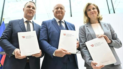 SPÖ-Chef Andreas Babler, ÖVP-Chef Christian Stocker und Neos-Bundesparteichefin Beate Meinl-Reisinger präsentieren Papiere.