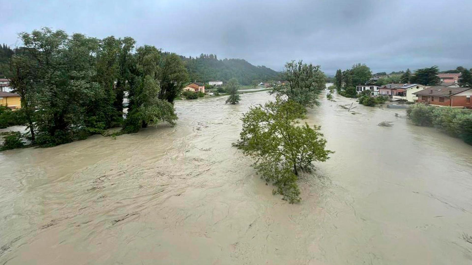 Italien, Cesena: Ein Blick den Fluss Savio, der nach starken Regenfällen über die Ufer getreten ist. Nach heftigen Regenfällen ist es in den italienischen Regionen Emilia-Romagna und den Marken zu teils dramatischen Überschwemmungen gekommen.
