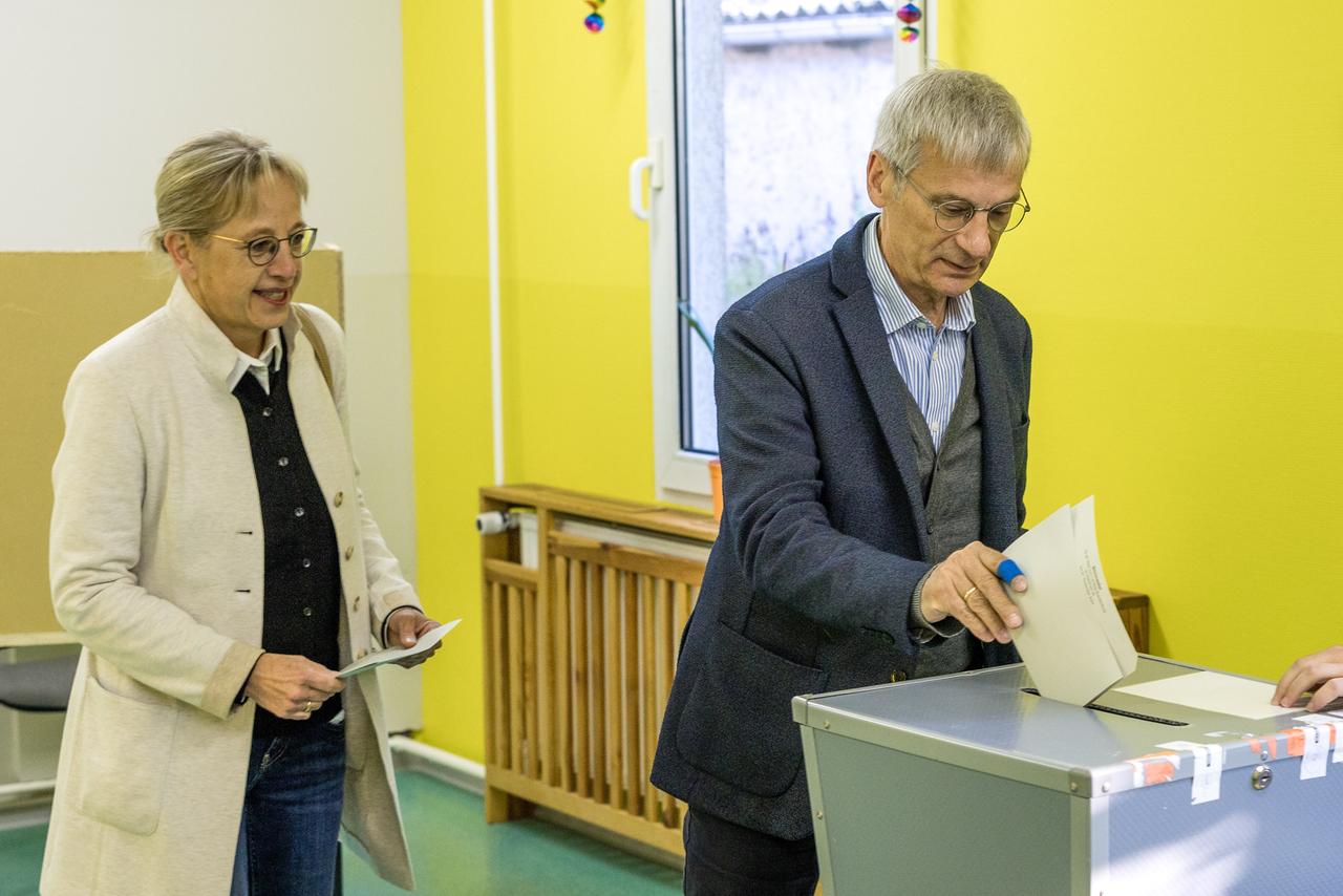 Hans-Christoph Berndt, Spitzenkandidat der AfD zur Landtagswahl in Brandenburg, und seine Frau geben ihre Stimmzettel ab. 