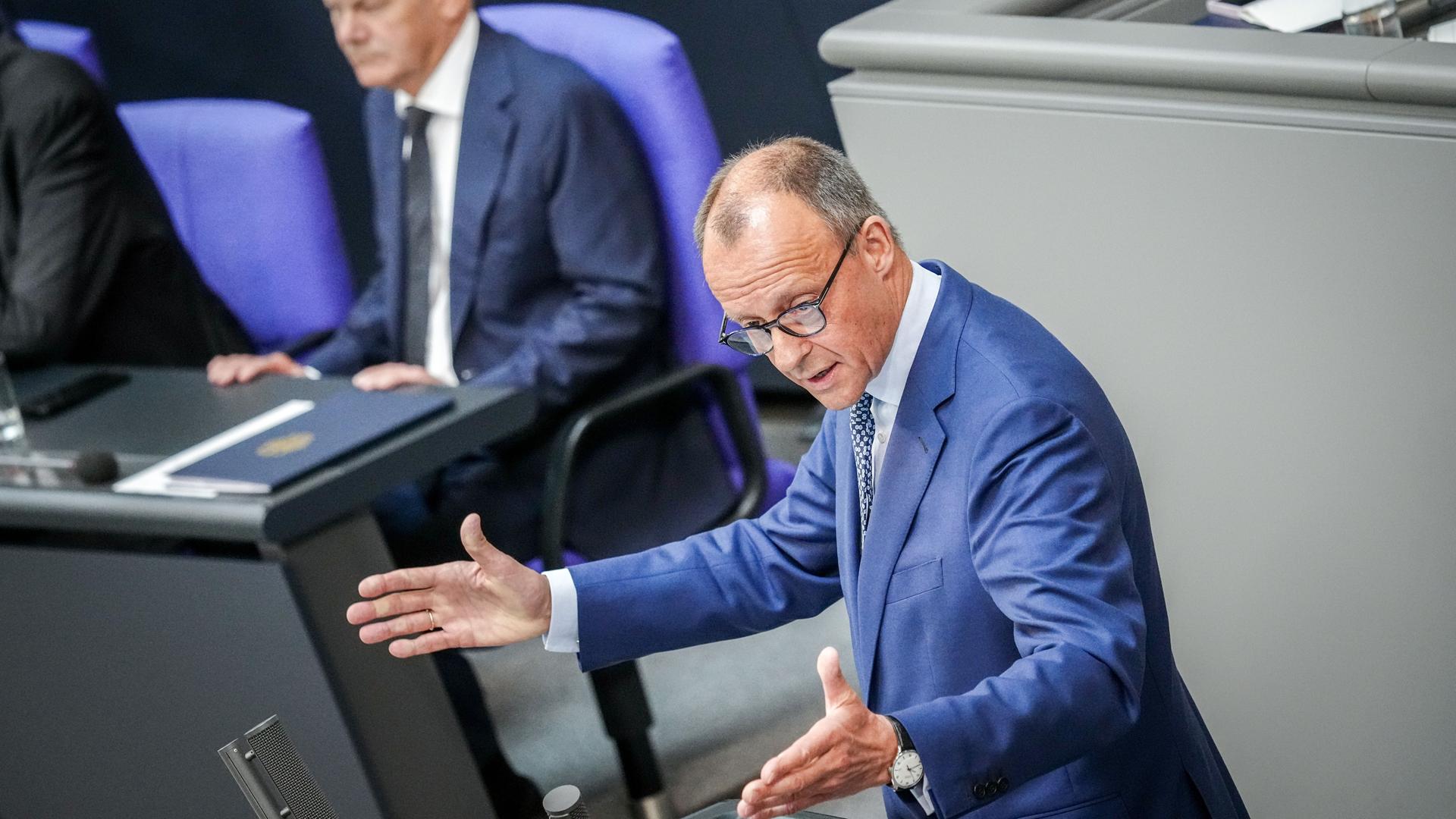 Berlin: Friedrich Merz (r), CDU-Bundesvorsitzender und Unionsfraktionsvorsitzender, spricht neben Bundeskanzler Olaf Scholz (SPD) im Plenum des Bundestags nach der Regierungserklärung des Bundeskanzlers.