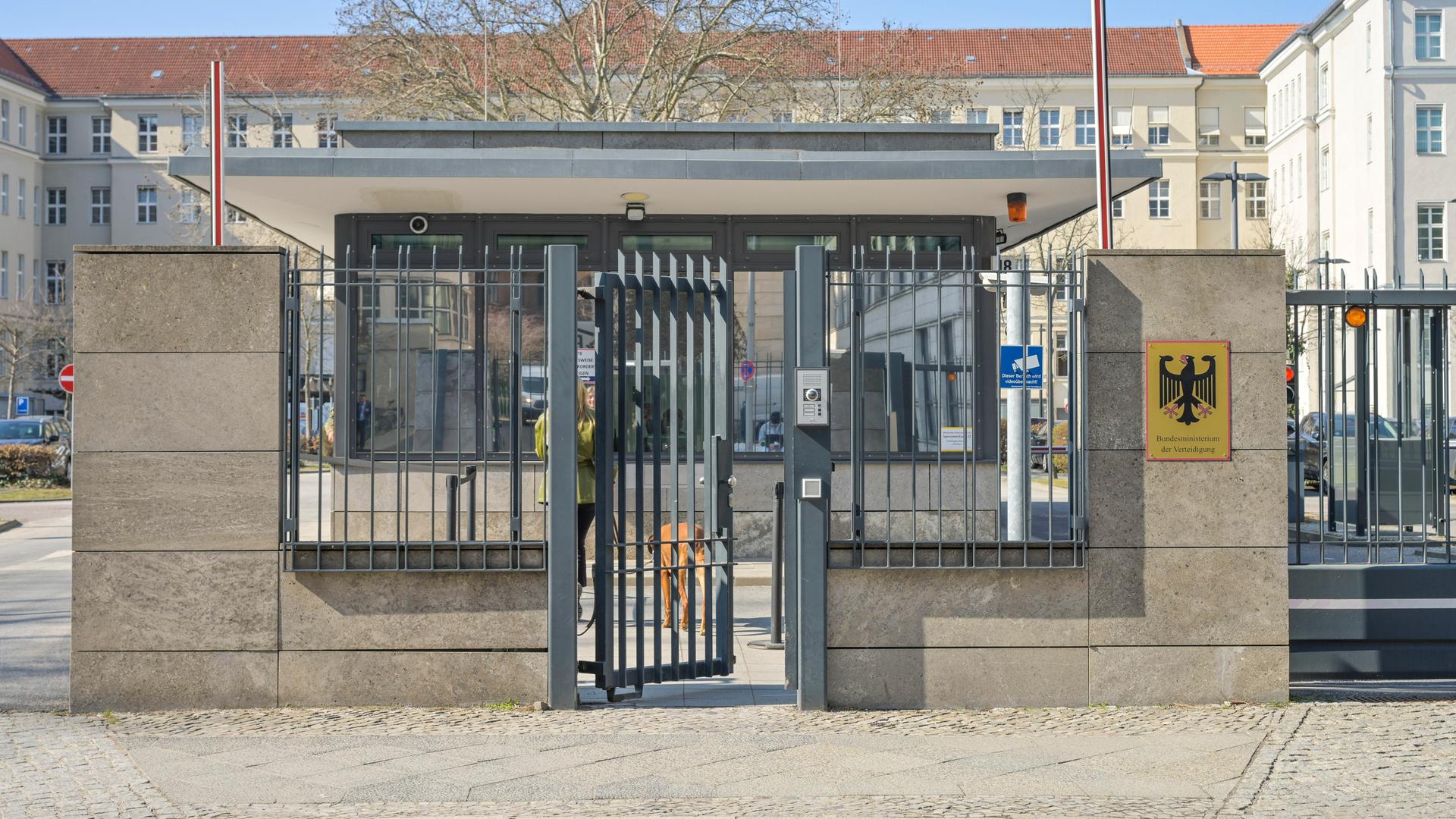 Der Eingang des Bundesministeriums der Verteidigung in Berlin