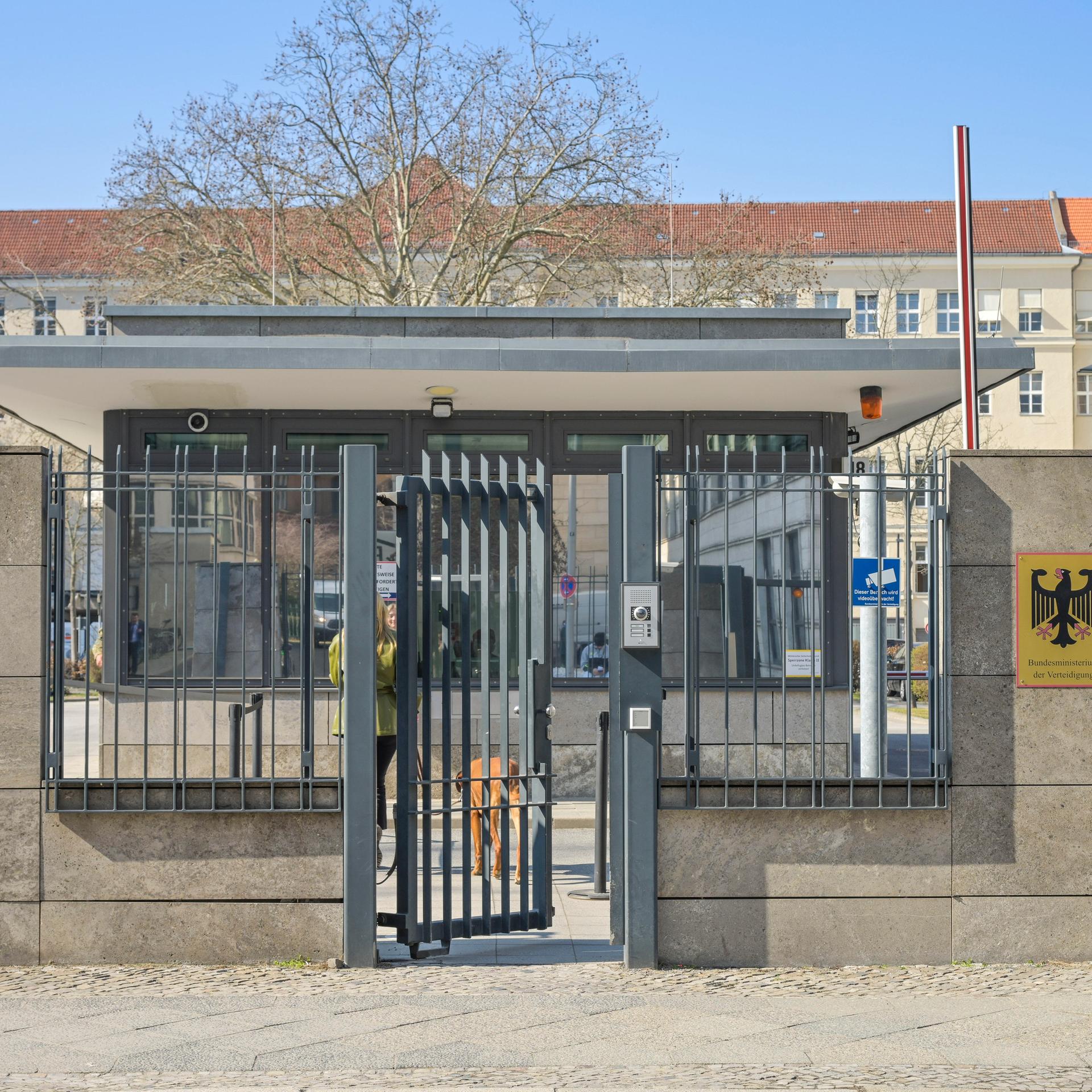 Medienbericht - Rücknahme der Abmeldepflicht für wehrfähige Männer durch das Verteidigungsministerium war laut Gutachten rechtswidrig
