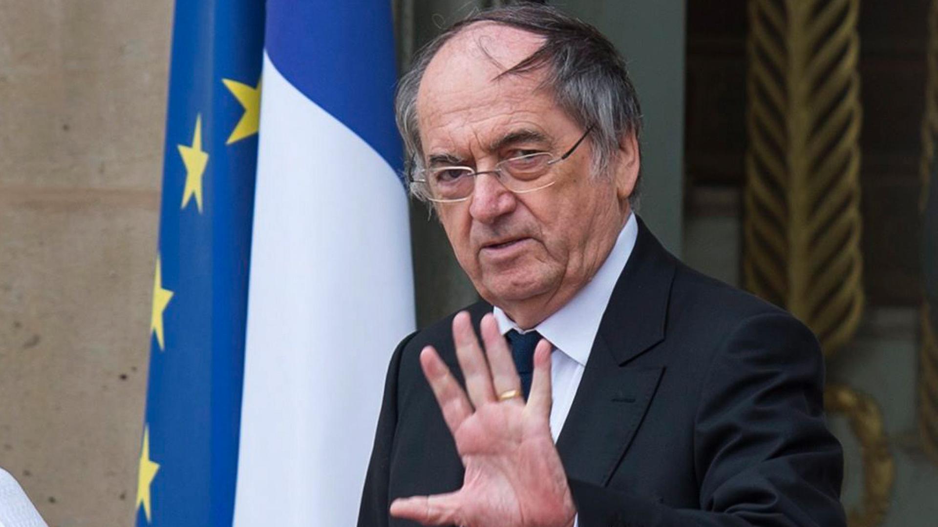Frankreich, Paris: Noël Le Graët, Präsident des französischen Fußball-Verbandes FFF, gestikuliert beim Verlassen des Élyséepalastes.