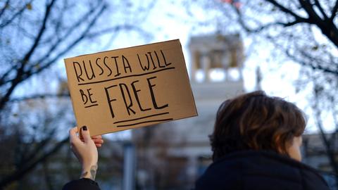 Demonstration in Berlin gegen den russischen Krieg in der Ukraine unter dem Motto Anti-Z Demonstration gegen russischen Imperialismus und den russischen Überfall auf die Ukraine . Der Protest wurde von verschiedenen unabhängigen russischen Aktivistinnen und Künstlerinnen organisiert.