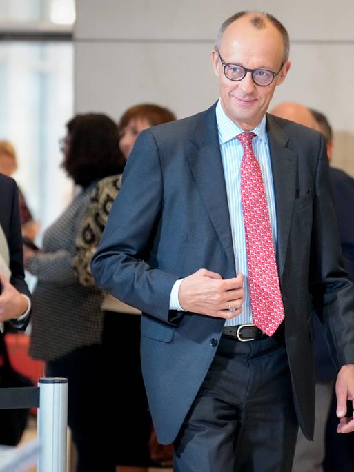 Unionskanzlerkandidat Friedrich Merz (CDU) verlässt nach einer Sondersitzung den Raum. Hinter ihm läuft CSU-Landesgruppenchef Alexander Dobrindt. 