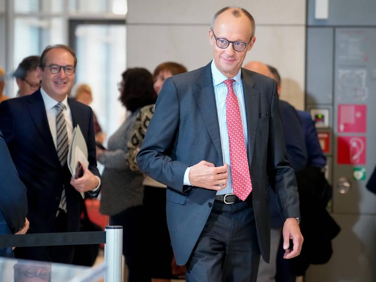 Unionskanzlerkandidat Friedrich Merz (CDU) verlässt nach einer Sondersitzung den Raum. Hinter ihm läuft CSU-Landesgruppenchef Alexander Dobrindt. 