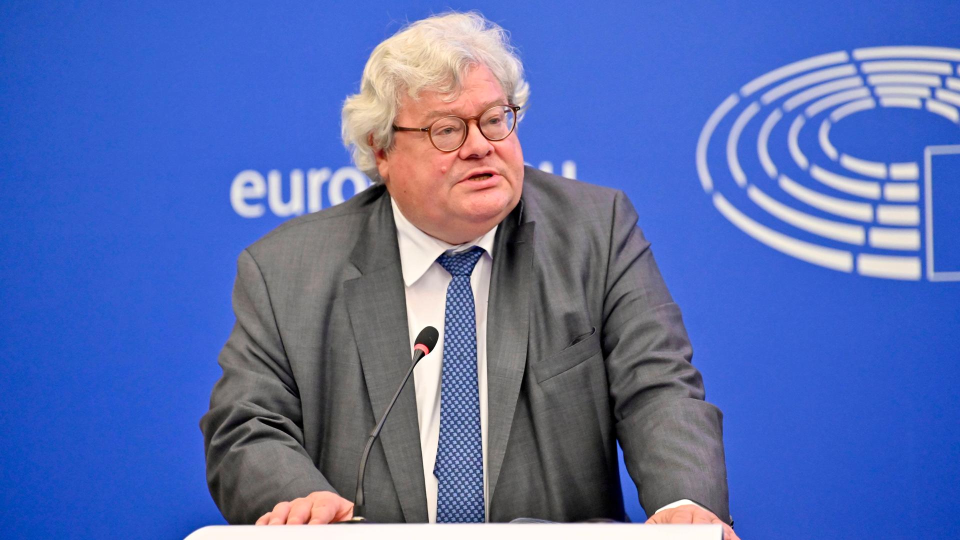 Der Grünen-Politiker Reinhard Bütikofer spricht im Europaparlament.