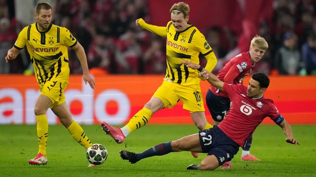 Ein Dortmunder Fußball-Spieler im Duell mit einem Gegen-Spieler.