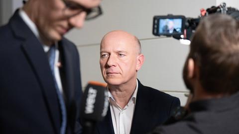 Kai Wegner, Parteivorsitzender der CDU und Wahlgewinner in Berlin am 12. Februar 2023. Er steht vor Mikrofonen und Kameras.