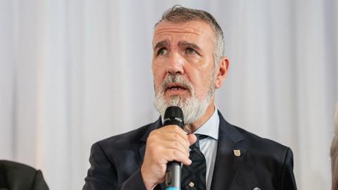 Der Thüringer Digitalminister Steffen Schütz (BSW) spricht auf einer Pressekonferenz. 