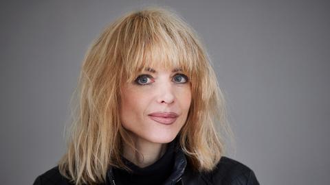 Porträt der Philosophin und KI-Beraterin Rebekka Reinhard