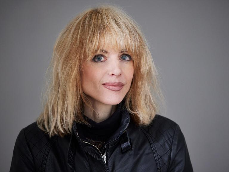 Porträt der Philosophin und KI-Beraterin Rebekka Reinhard